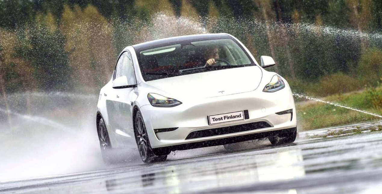 ev-test-255-45-r19-moottori-2025-1